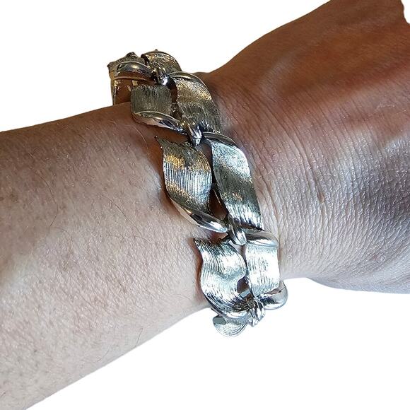 Vintage Lisner Silver Ribbon Style Link Bracelet - Picture 1 of 6